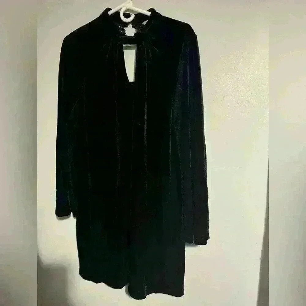 Nannette beautiful black velvet dress with beauty detail around neckline NWOT
